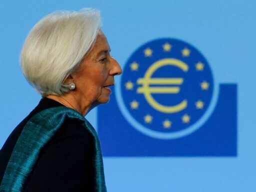 Christine Lagarde em reunião do Eurogrupo discutindo política fiscal.