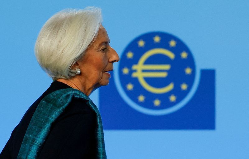 Christine Lagarde em reunião do Eurogrupo discutindo política fiscal.
