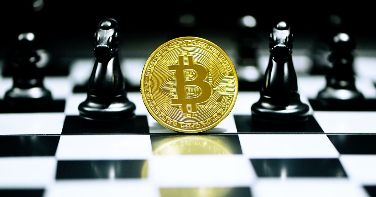 Gráfico de mercado de criptomoedas com avanço regulatório.