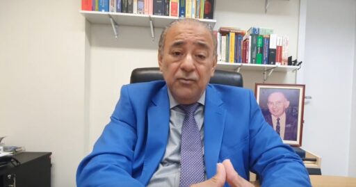 Martelo de juiz sobre mesa de madeira representando o judiciário.