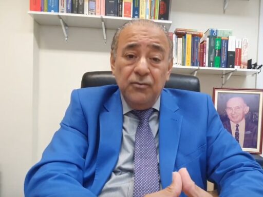Martelo de juiz sobre mesa de madeira representando o judiciário.