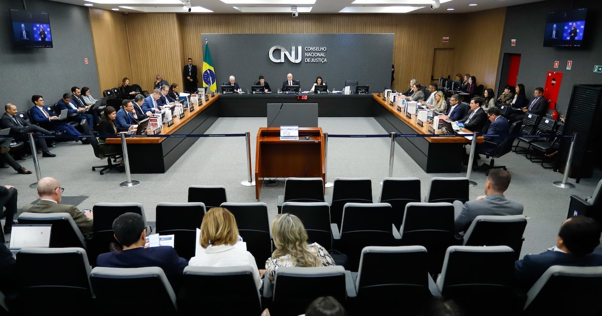 CNJ aprova contracheque único para juízes com objetivo de padronizar e fiscalizar salários em contexto de Política Econômica