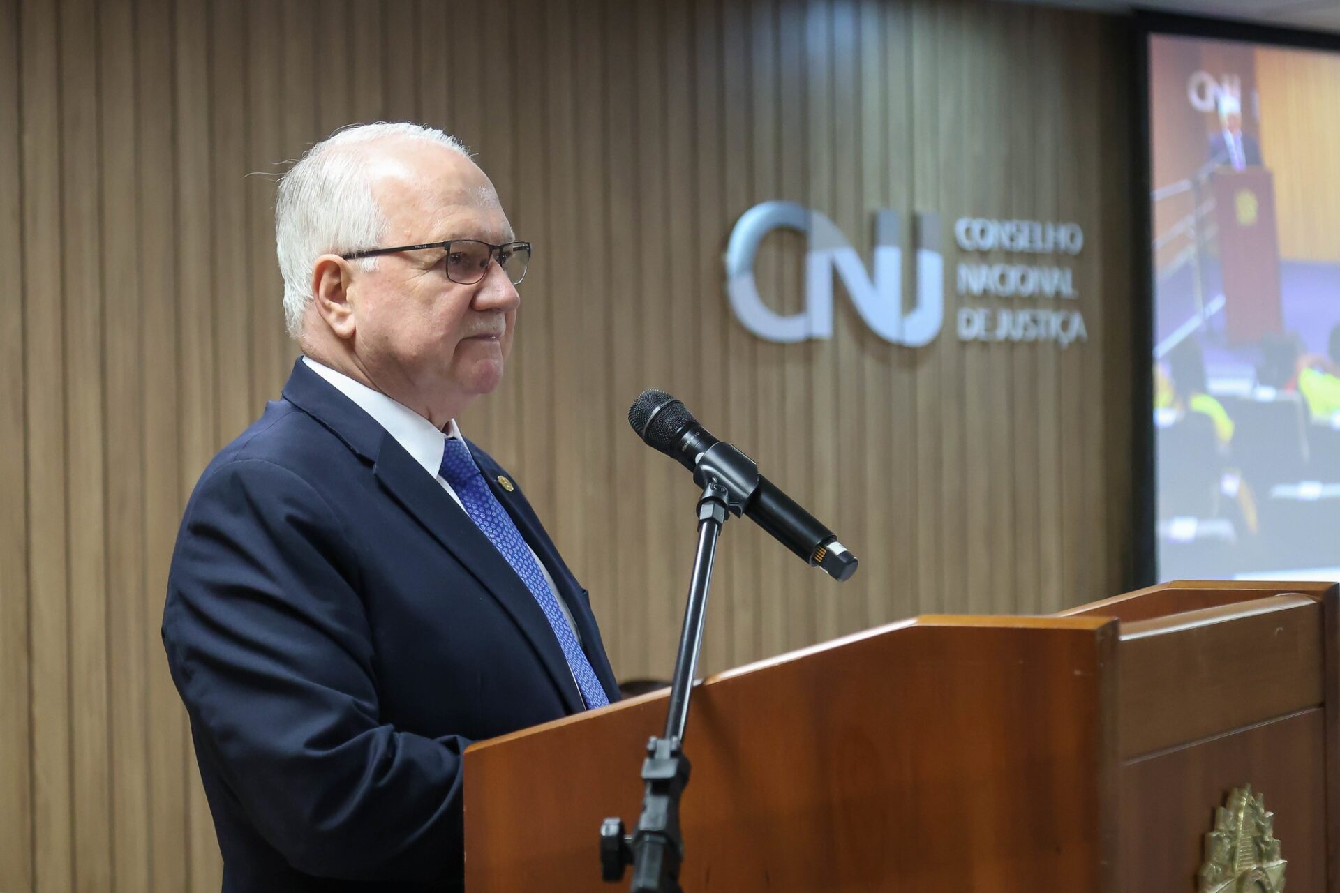 CNJ aprova contracheque único para juízes e promotores para maior controle de salários em contexto de Política Econômica