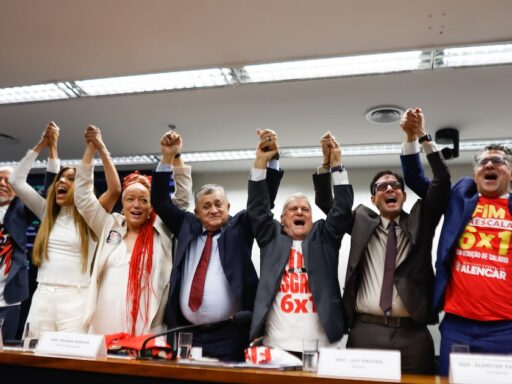 Comissão da Câmara aprova PEC que extingue escala 6x1 e reduz jornada para 40 horas semanais em contexto de Política Econômica
