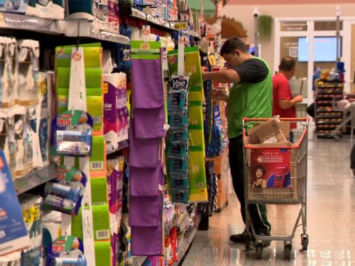 Comissão da Câmara aprova PEC que extingue escala 6x1 e reduz jornada para 40 horas semanais em contexto de Política Econômica
