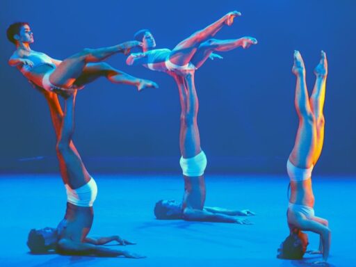 Bailarinos da Companhia Deborah Colker no espetáculo Remix.