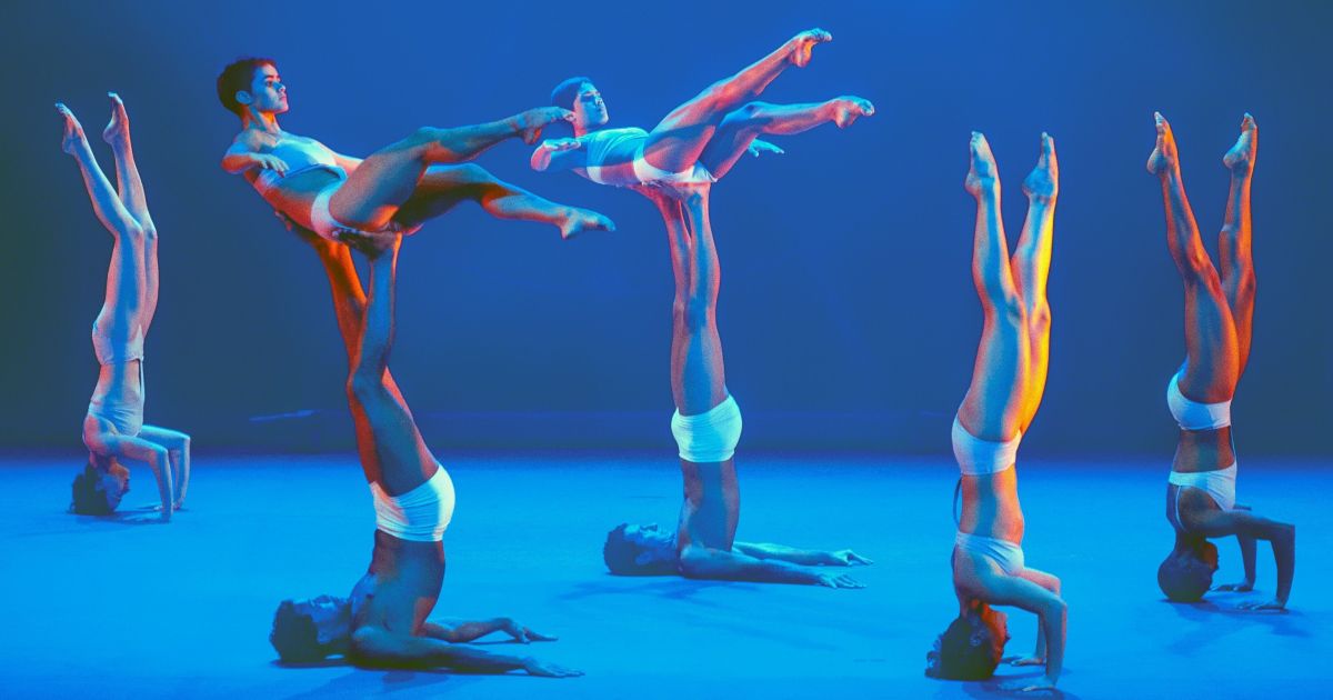Bailarinos da Companhia Deborah Colker no espetáculo Remix.