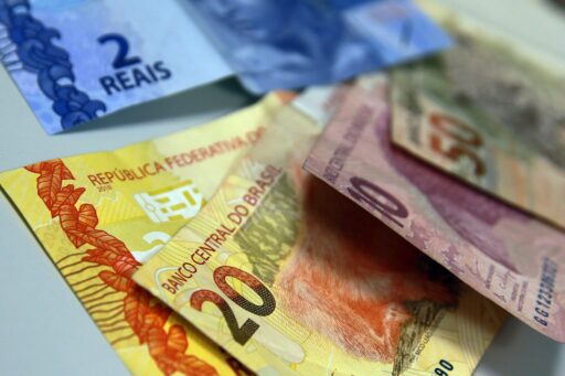 Gráfico representando o aumento do comprometimento de renda das famílias brasileiras.