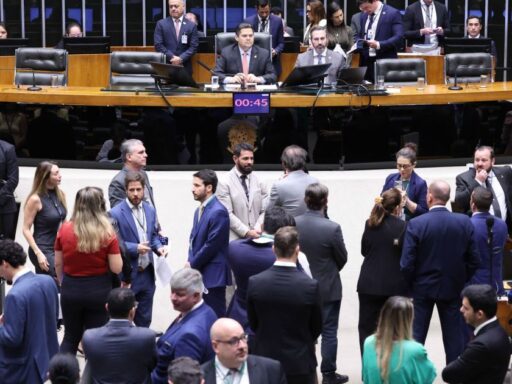 Fachada do Congresso Nacional em Brasília durante sessão legislativa.