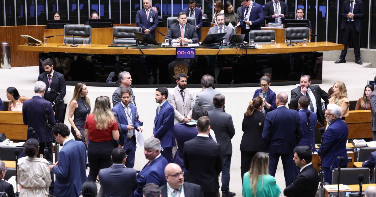 Fachada do Congresso Nacional em Brasília durante sessão legislativa.