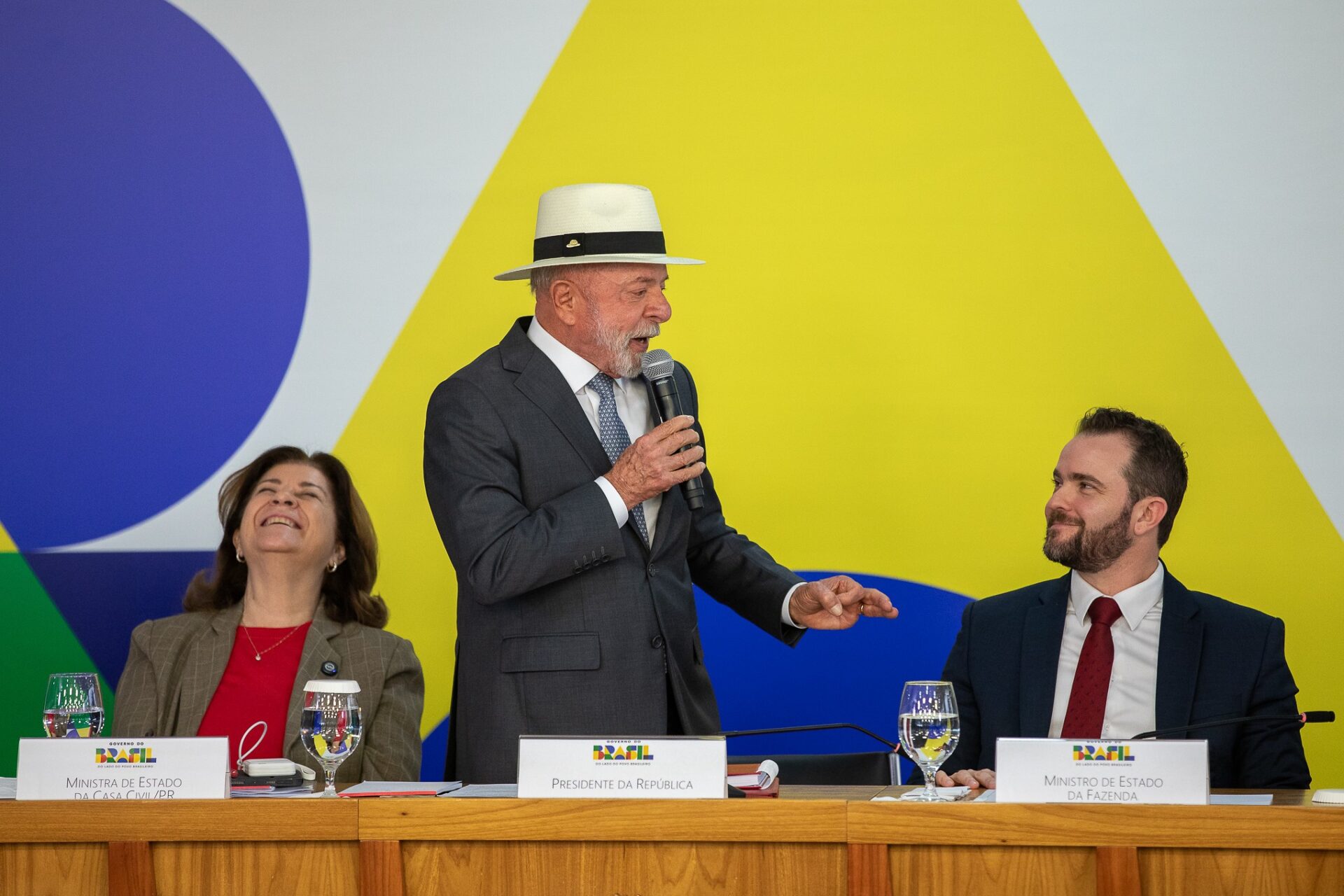 Contas do governo central registram superávit de R$ 25,2 bilhões em abril em contexto de Política Econômica