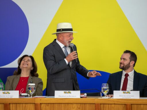 Contas do governo central registram superávit de R$ 25,2 bilhões em abril em contexto de Política Econômica