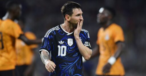 Patch comemorativo da Copa do Mundo de 2026 em uniforme.