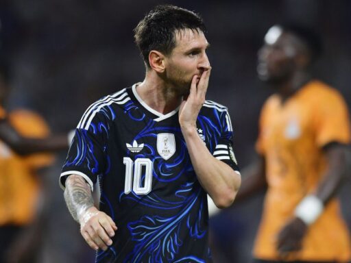 Patch comemorativo da Copa do Mundo de 2026 em uniforme.