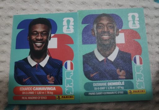 Comparação entre figurinhas originais e falsificadas da Copa do Mundo 2026.