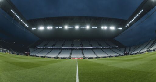 Jogadores de Corinthians e Atlético-MG em campo durante partida do Brasileirão.