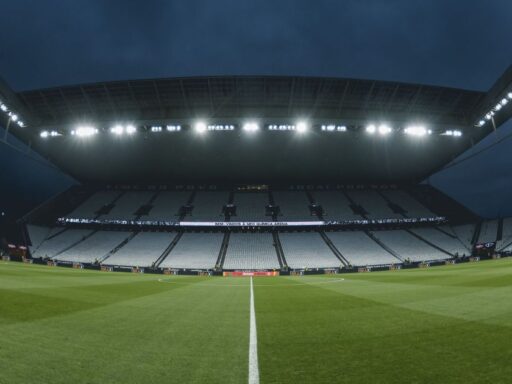 Jogadores de Corinthians e Atlético-MG em campo durante partida do Brasileirão.