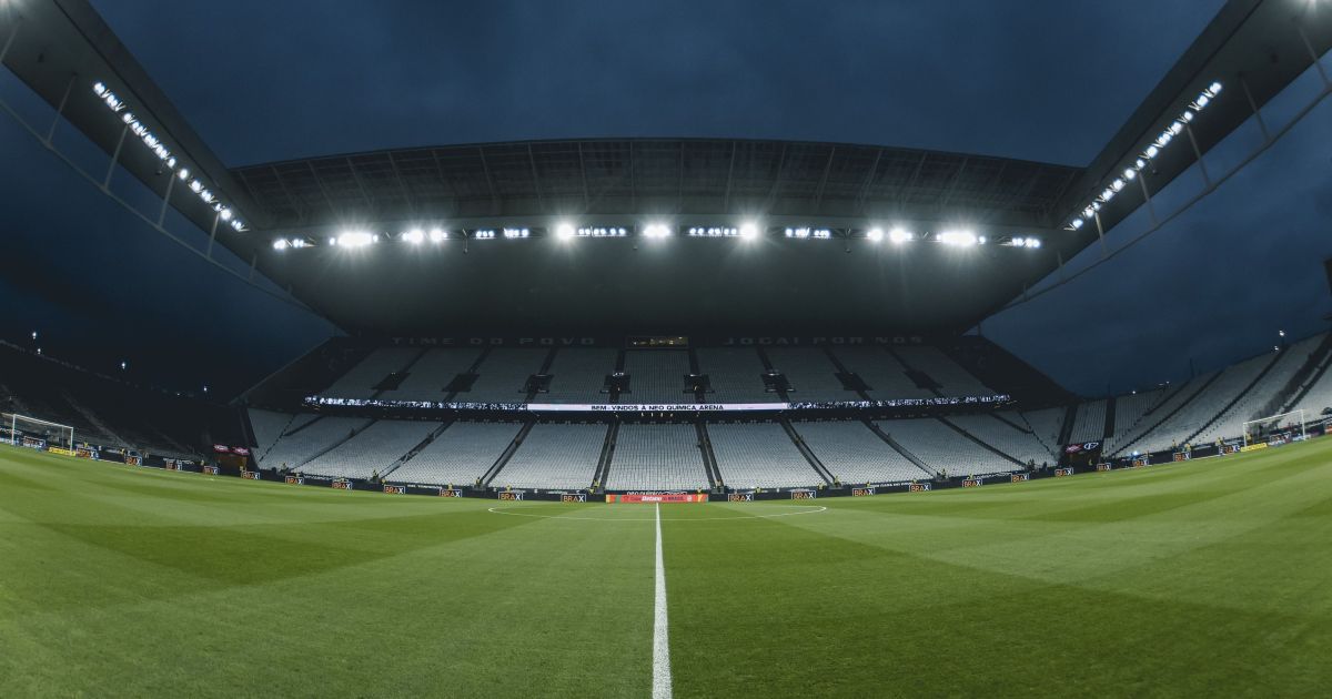 Jogadores de Corinthians e Atlético-MG em campo durante partida do Brasileirão.