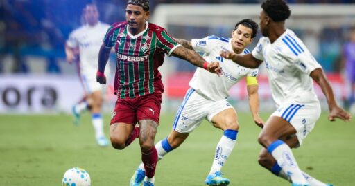 Jogadores de Cruzeiro e Fluminense disputam bola no Mineirão.