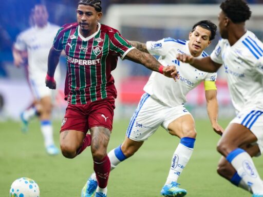 Jogadores de Cruzeiro e Fluminense disputam bola no Mineirão.