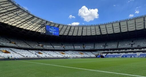 Jogadores de Cruzeiro e Fluminense em campo durante partida do Brasileirão.