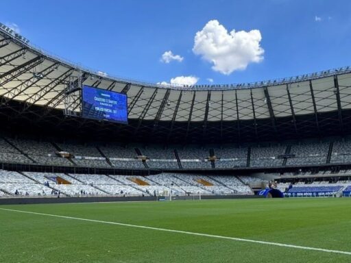 Jogadores de Cruzeiro e Fluminense em campo durante partida do Brasileirão.