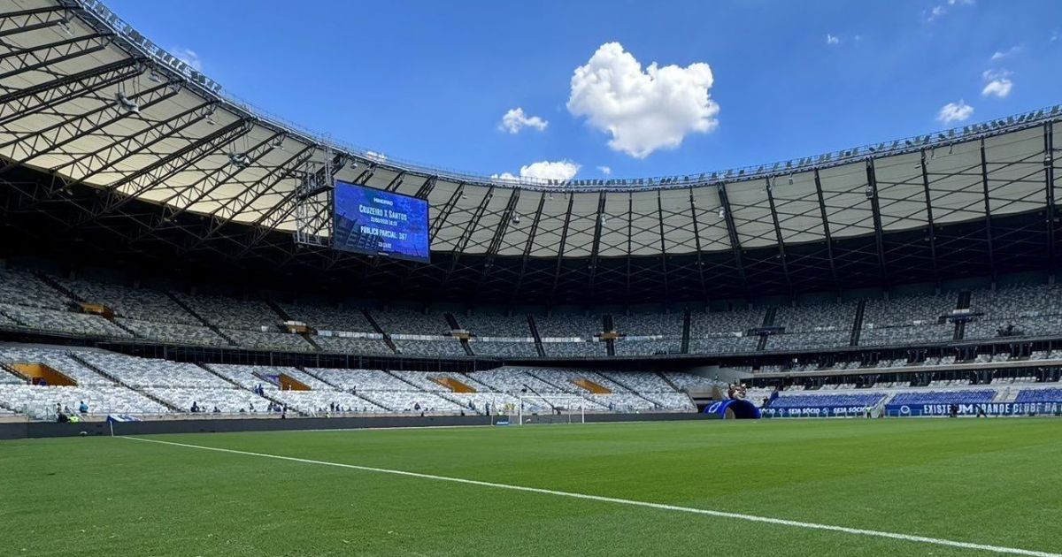 Jogadores de Cruzeiro e Fluminense em campo durante partida do Brasileirão.
