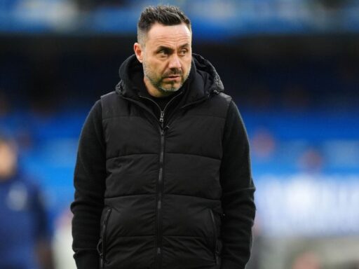 Técnico Roberto De Zerbi durante partida do Tottenham na Premier League.