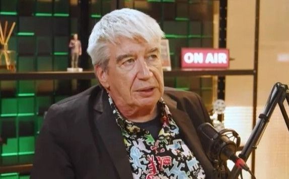 O jornalista Décio Piccinini durante entrevista em podcast.
