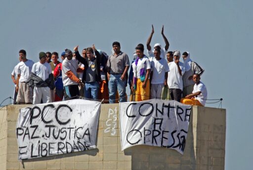 Decisão dos EUA de classificar PCC e CV como terroristas gera embate político no Brasil em contexto de Política Econômica