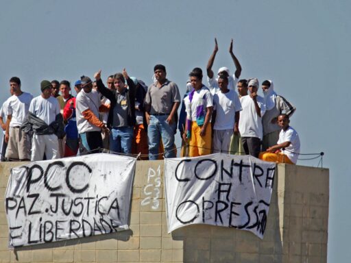 Decisão dos EUA de classificar PCC e CV como terroristas gera embate político no Brasil em contexto de Política Econômica