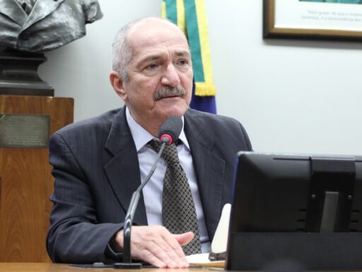 Ex-ministro Aldo Rebelo durante sessão na Câmara dos Deputados.