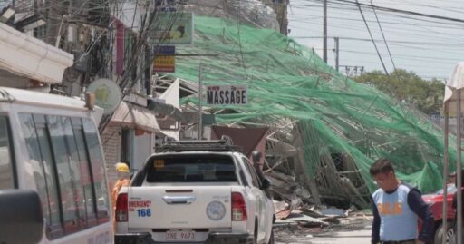 Equipes de resgate trabalham nos escombros de prédio que desabou nas Filipinas.
