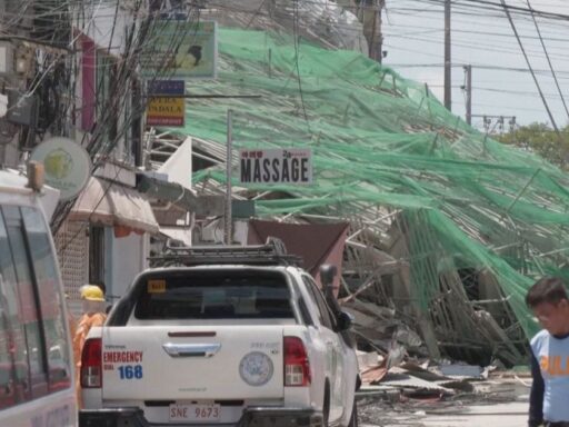 Equipes de resgate trabalham nos escombros de prédio que desabou nas Filipinas.