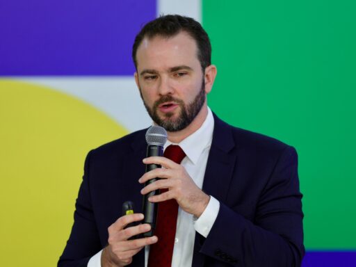 Desenrola Famílias renegocia R$ 10 bilhões em dívidas e supera 1 milhão de CPFs em contexto de Política Econômica