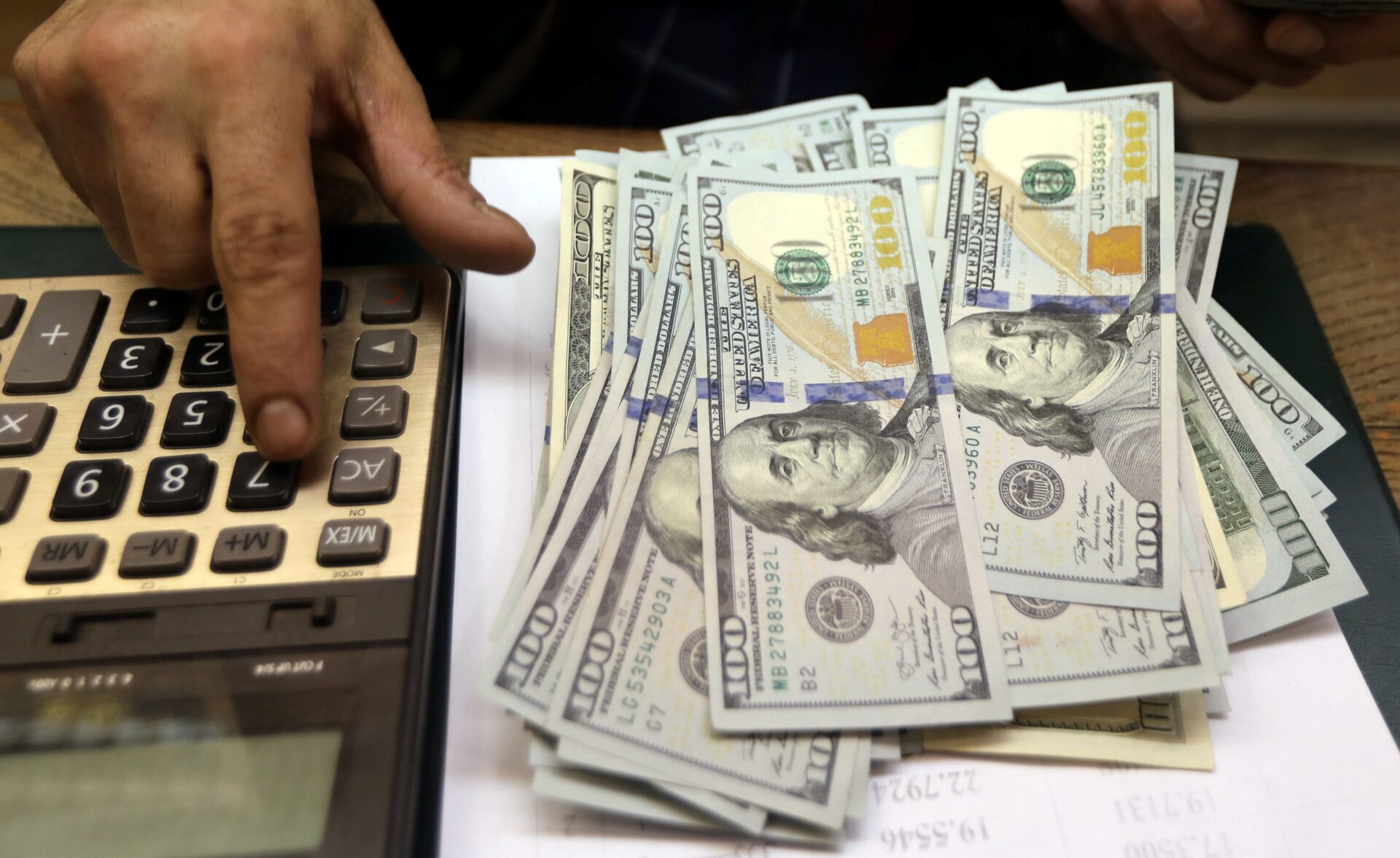 Gráfico de oscilação do dólar durante o pregão.