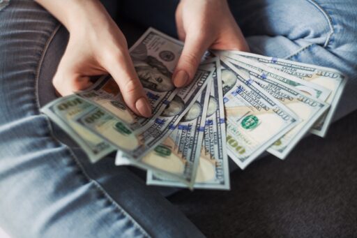 Dólar recua e Ibovespa avança com otimismo em acordo EUA-Irã e queda do petróleo em contexto de Política Econômica