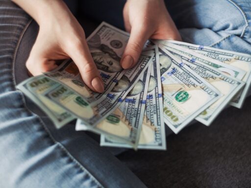 Dólar recua e Ibovespa avança com otimismo em acordo EUA-Irã e queda do petróleo em contexto de Política Econômica