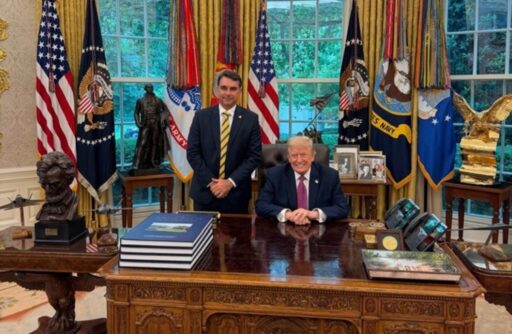 Senador Flávio Bolsonaro em encontro com o presidente Donald Trump na Casa Branca