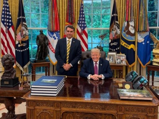 Senador Flávio Bolsonaro em encontro com o presidente Donald Trump na Casa Branca
