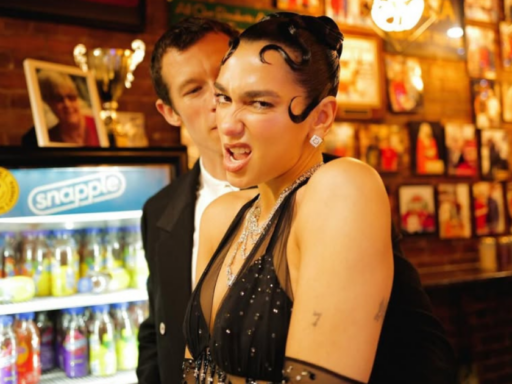 Dua Lipa e Callum Turner oficializam casamento em Londres em contexto de Política Econômica