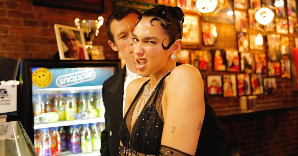 Dua Lipa e Callum Turner oficializam casamento em Londres em contexto de Política Econômica