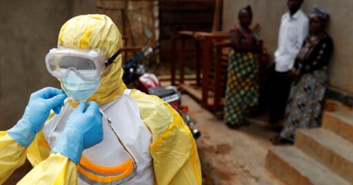 Representação microscópica do vírus Ebola em ambiente laboratorial.
