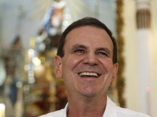 Eduardo Paes lidera corrida ao governo do Rio, aponta pesquisa Genial/Quaest em contexto de Política Econômica