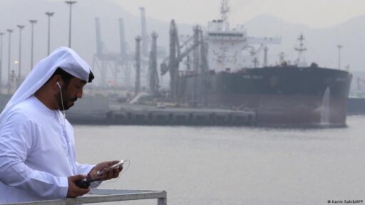Plataforma de petróleo operando em alto mar.