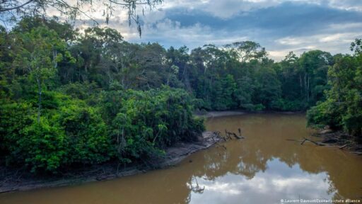 Operações de extração de petróleo no Equador.