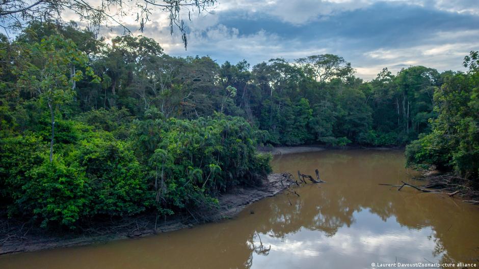 Operações de extração de petróleo no Equador.