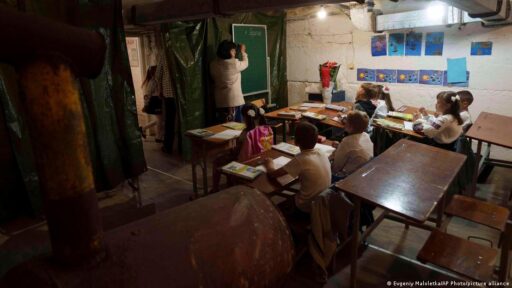 Estudantes em escola ucraniana