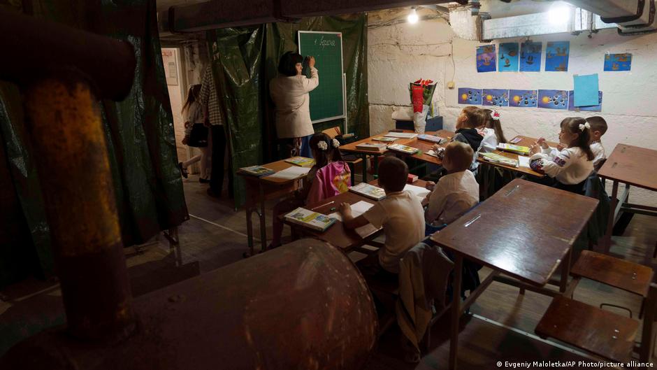Estudantes em escola ucraniana