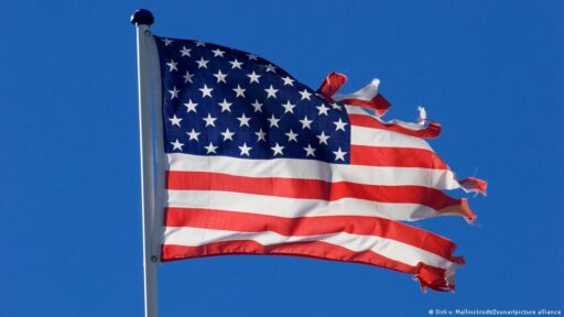 Bandeira dos Estados Unidos tremulando ao vento.